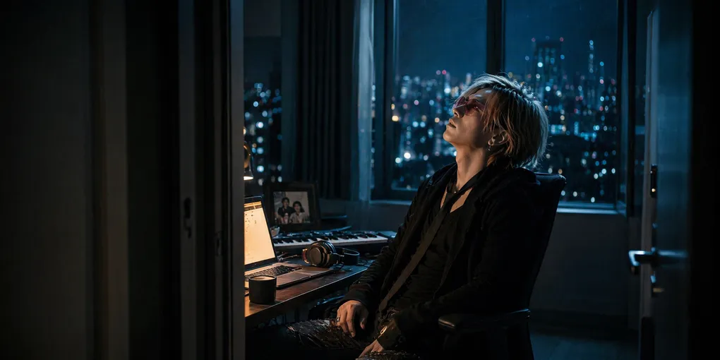 深夜の作業デスクで天井を見上げる40代エンジニア、机には家族写真、ノートPC、MIDIキーボード、コーヒーマグ。東京夜景の窓から月光が差し込む
